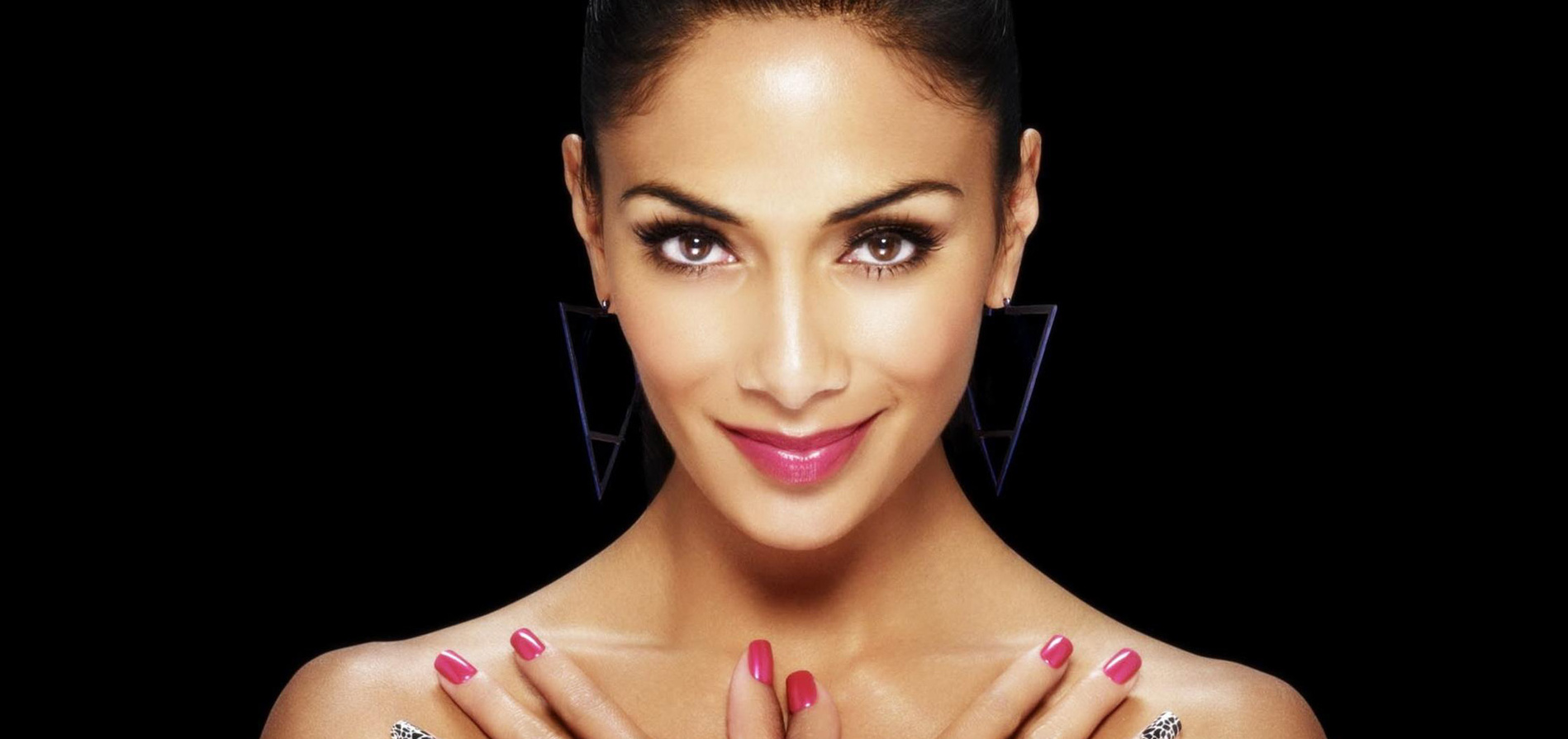 Nicole Scherzinger Kapak Kızı Oldu