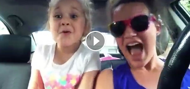Anne ve kızından aşırı sevimli playback performansı – Yok böyle bir Playback :)