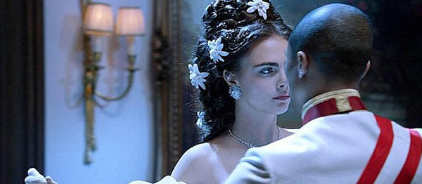 Pharrell Williams ve Cara Delevingne Reklamda Oynadı – ‘CC The World’ reklamı için birlikte şarkı söylediler