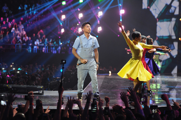 Pharrell Williams – Freedom (Perform at MTV-EMA)
