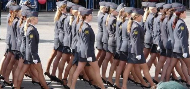 Rusya'da Kadın Polislere Mini Etek Yasağı!