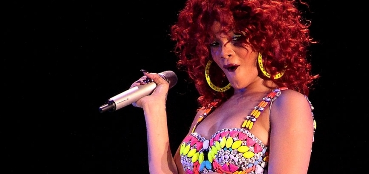 Rihanna Canlı Performansıyla Devleşti!