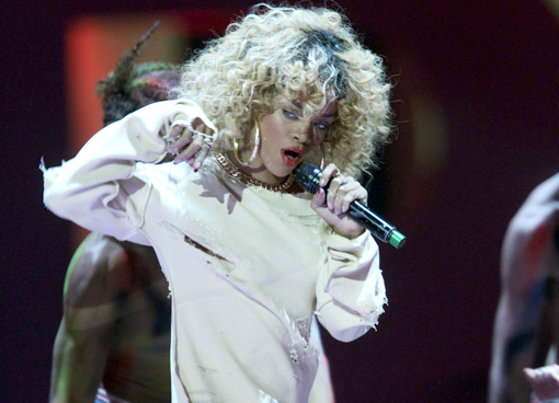 Rihanna – We Found Love ( @Brit Awards – Live Performance )