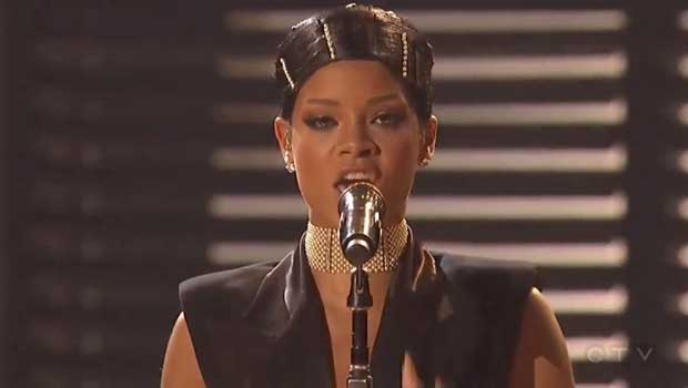Rihanna – Diamonds AMA's 2013 @Live