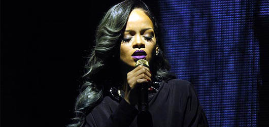 Rihanna Sahnede Gözyaşlarına Boğuldu – Hayranlarına dayanamadı