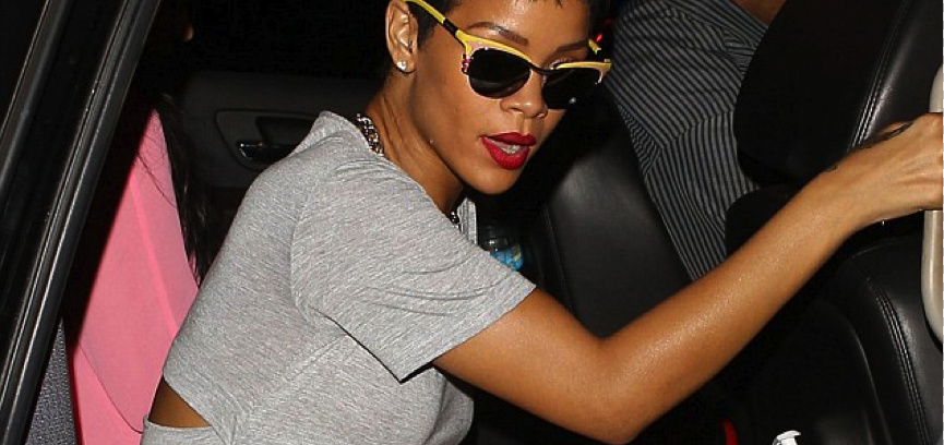 Rihanna'dan İlginç Dekolte