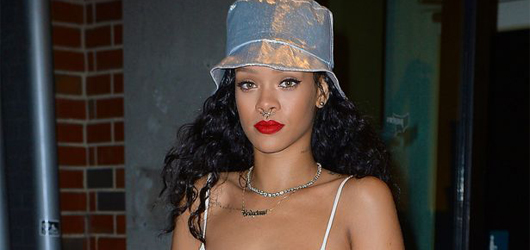 Rihanna Burnuna Piercing Taktırdı