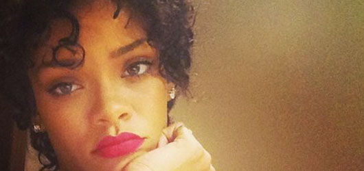 Rihanna Saçıyla Oynamadan Duramıyor