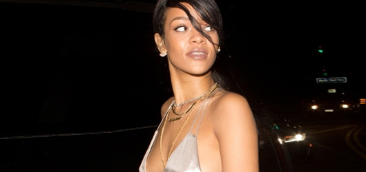 Rihanna Yine İç Çamaşırsız Görüntülendi