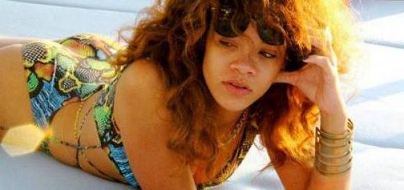 Rihanna tatilde!