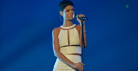 Rihanna – We Found Love (Live Performance @X Factor)