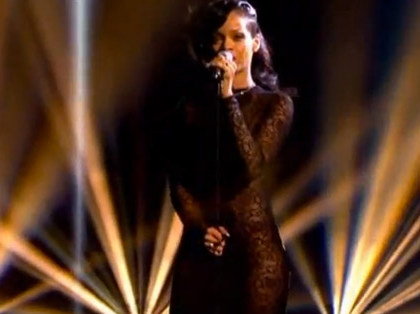 Rihanna – Diamonds (Live Performance @X Factor)