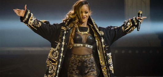 Rihanna Para Saçtı – Striptiz kulübünde kadınlara para yağdırdı