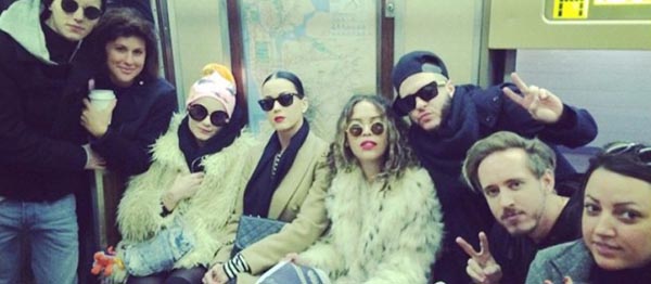 Katy Perry ve Rita Ora Metro'da Görüntülendi