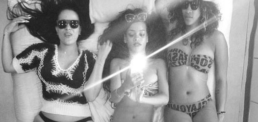 Rihanna Tatilde De Takipçilerini Unutmadı