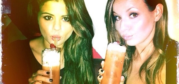 Selena Gomez Rehabilitiasyondan Çıktı