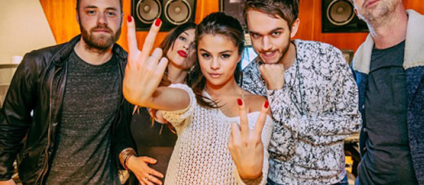 Selena Gomez El Ele Yakalandı!
