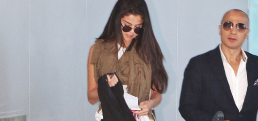 Selena Gomez Toronto Havalimanında Görüntülendi – Runway şovunda görülmemiş görüntülerini paylaştı