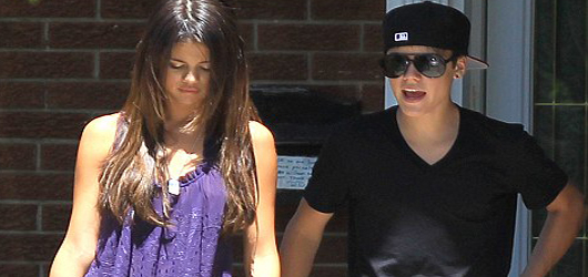 Justin ve Selena Aile Ziyaretinde Görüntülendi