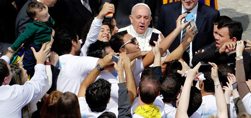 Papa ile Selfie Çektirmek İçin Birbirlerini Ezdiler!