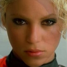 Shakira – Que Me Quedes Tu
