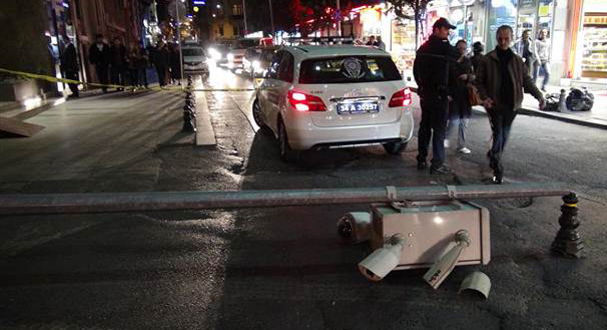 Taksim'de MOBESE direği devrildi