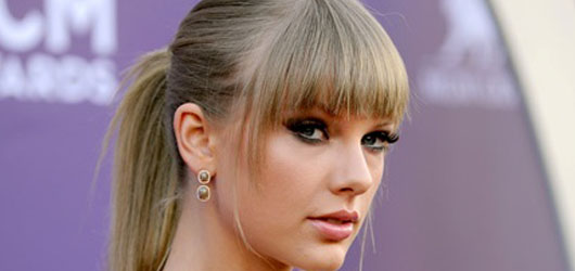 Taylor Swift Kırmızı Halıda Büyüledi – 48. Country Müzik Ödüllerinde Taylor Rüzgarı Esti