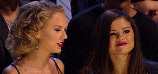 Taylor Swift, 1D Üyeleri Sahnedeyken Bakın Ne Dedi ? – Kameralardan kaçmadı