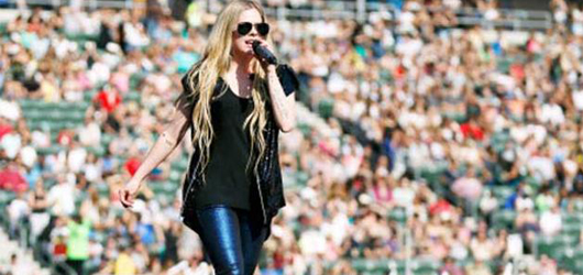 Avril Lavigne Canlı Performansı – Wango Tango 2013