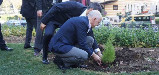 Papandreu Gezi Parkı'na fidan dikti