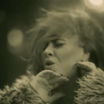 Adele’in yüz ifadelerinden neler anlamalıyız?