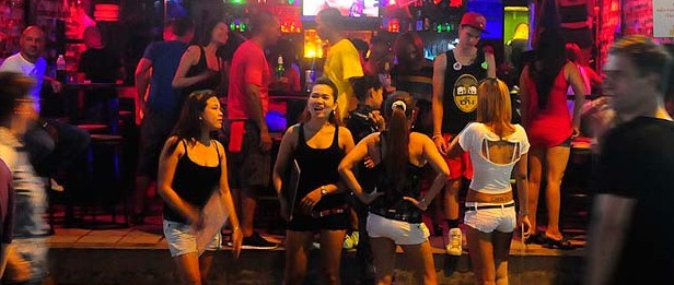 Günah Şehri Patpong’da Bekar Kalmak Zor!