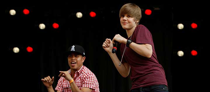 Justin Bieber İnternet Güzelini Arıyor