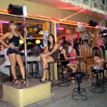 Patong-bar-kizlari-sinirlari-zorluyor-06