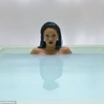 Rihanna Çıplak Bir Şekilde Küvete Girdi – 02