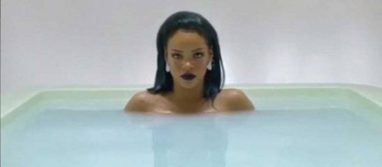 Rihanna Soyundu Reklam İçin Küvete Girdi