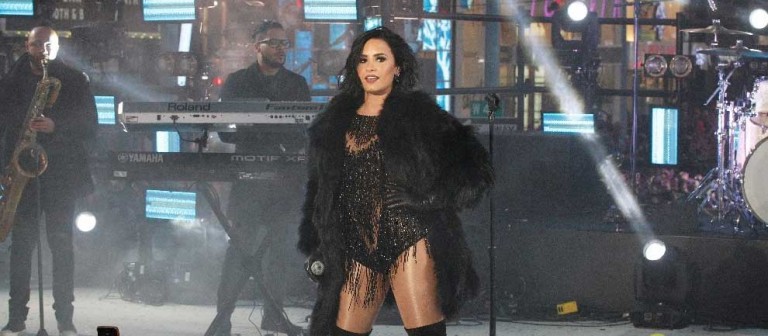 Demi Lovato New Year’s Rockin Eve’de Sahne Aldı