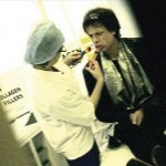 Mick Jagger, dudağına pansuman yaptırıyor. Ateşli bir sevişme sonrası olmalı