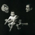 Prenses Diana, bebeği ile, yanında sevgilisi Dodi El fayed var.