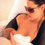 Angelina Jolie, yeni doğan bebeğini emziriyor