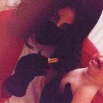 Michael Jackson, evlatlığına ruj sürmeye çalışıyor. Bu görüntüler çok başını ağrıtmıştı