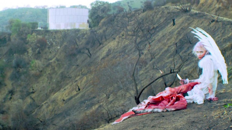 Grimes – Flesh without Blood / Life in the Vivid Dream