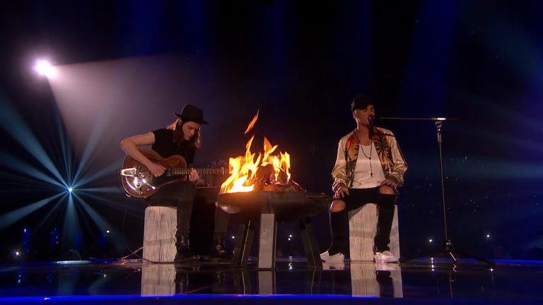Justin Bieber – Love Yourself & Sorry ft. James Bay – Live at The BRIT Awards 2016