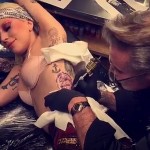 Lady-Gaga-David-Bowienin-Dövmesi-Yaptırdı-1