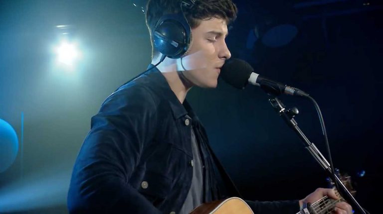 Shawn Mendes – Here (Live Lounge)