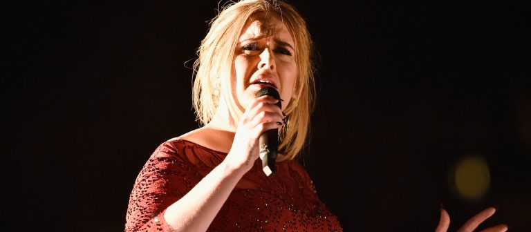 Adele bütün gün ağlamış