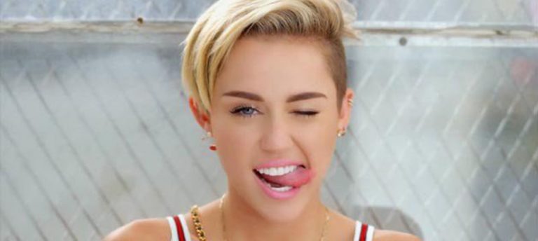 Miley Cyrus Yoga Yaparsa!
