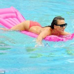 Chantelle Connelly nin bikinisi koptu foto -0951
