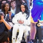 Rihanna nereye bakıyor