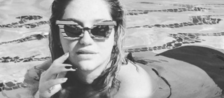 Kesha Bikinisiyle Poz Verdi!